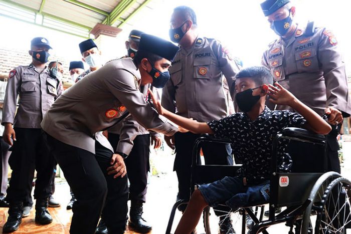 Kapolres Mojokerto Beri Kursi Roda untuk Anak Berkebutuhan Khusus di Dusun Klubuk Kapolres Mojokerto Beri Kursi Roda untuk Anak Berkebutuhan Khusus di Dusun Klubuk