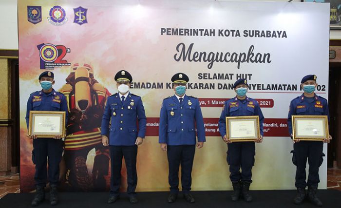 Peringati HUT ke-102, Wali Kota Surabaya Serahkan Penghargaan ke Tiga Personel PMK Peringati HUT ke-102, Wali Kota Surabaya Serahkan Penghargaan ke Tiga Personel PMK