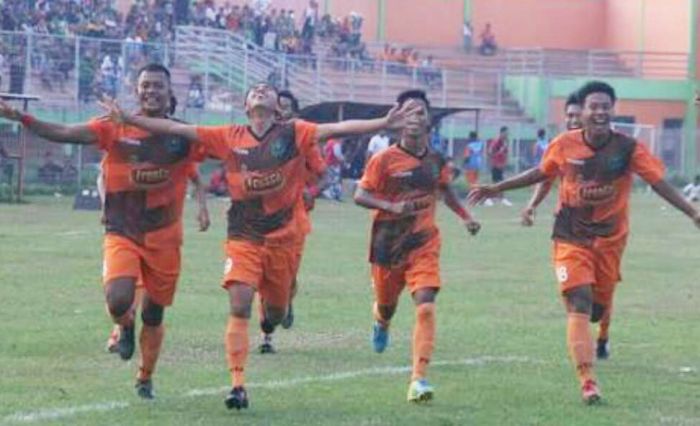 Persekabpas Menang Tipis 3-2 atas Persibara, Rico Cetak 2 Gol