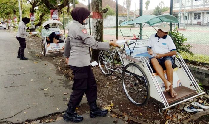 Hibur Tukang Becak Terdampak Corona, Polisi di Jember Bagikan 1.300 Nasi Kotak