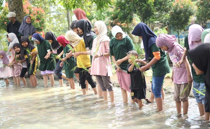 LAZISNU dan Fatayat Surabaya Rihlah Bersama 100 Anak Yatim dan Dhuafa LAZISNU dan Fatayat Surabaya Rihlah Bersama 100 Anak Yatim dan Dhuafa