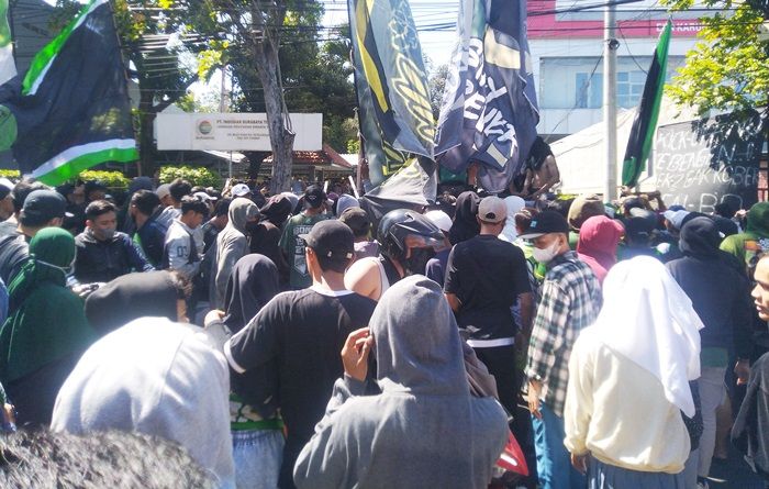 Tuntut Jadwal Laga Sore, Ribuan Bonek Geruduk Kantor Indosiar Biro Surabaya