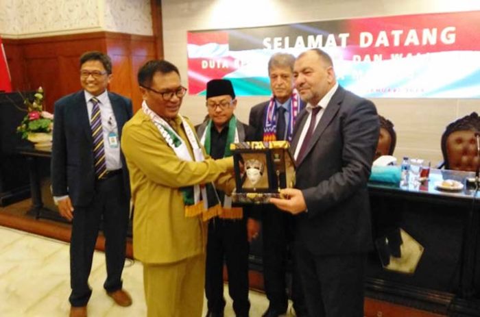Dubes Palestina dan Wali Kota Hebron Teken MoU Dengan Wali Kota Malang Dubes Palestina dan Wali Kota Hebron Teken MoU Dengan Wali Kota Malang