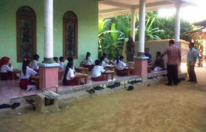 Siswa SDN II Kotah Sampang Terpaksa UN di Teras Rumah Warga