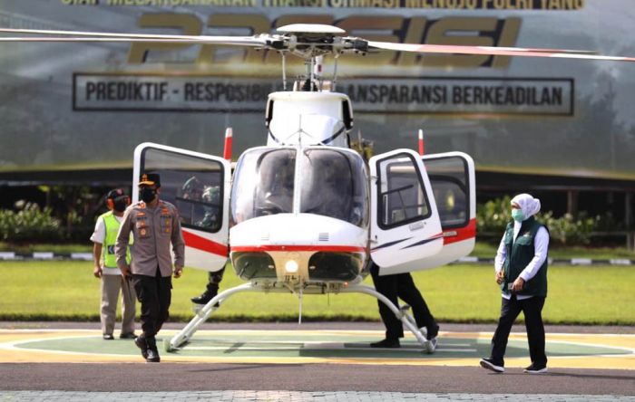 Naik Helikopter, Gubernur Khofifah Pantau Penyekatan PPKM Darurat Bersama Kapolda dan Pangdam
