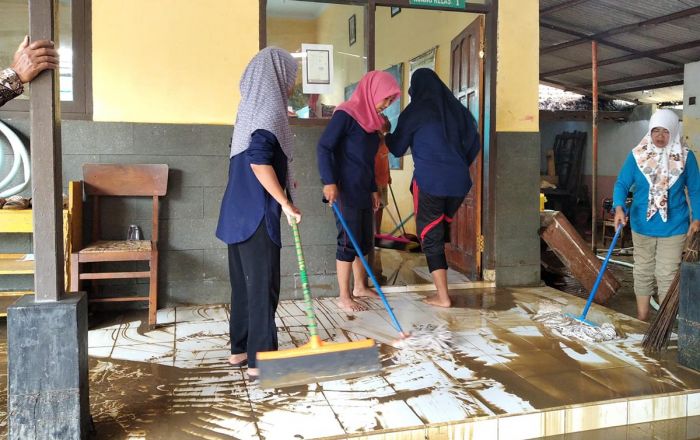 Usai Diterjang Banjir Bandang, Siswa dan Guru SDN Talun Kulon Kerja Bakti Bersihkan Lumpur Usai Diterjang Banjir Bandang, Siswa dan Guru SDN Talun Kulon Kerja Bakti Bersihkan Lumpur