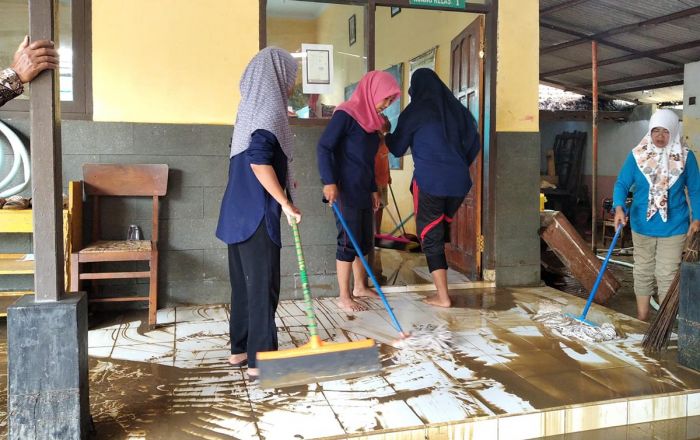 Usai Diterjang Banjir Bandang, Siswa dan Guru SDN Talun Kulon Kerja Bakti Bersihkan Lumpur