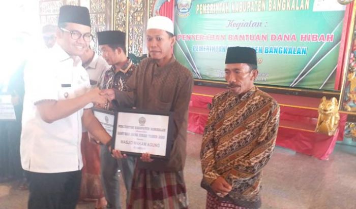 Bupati Bangkalan Serahkan Dana Hibah Sebesar Rp 1,4 M kepada 162 Tempat Ibadah dan Lembaga Keagamaan Bupati Bangkalan Serahkan Dana Hibah Sebesar Rp 1,4 M kepada 162 Tempat Ibadah dan Lembaga Keagamaan