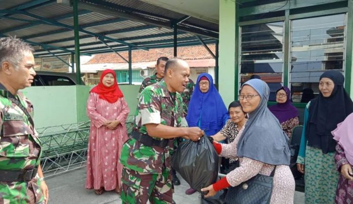 Tukang Becak dan Warakawuri Dapat Sembako dari Koramil Simokerto