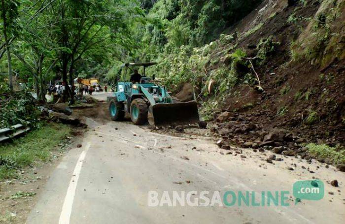 Longsor di Desa Nglinggis, Jalur Trenggalek - Ponorogo Diberlakukan Buka - Tutup Longsor di Desa Nglinggis, Jalur Trenggalek - Ponorogo Diberlakukan Buka - Tutup