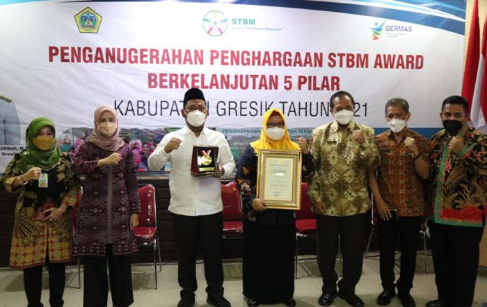 Bupati Gresik Terima Penghargaan STBM Award 2021