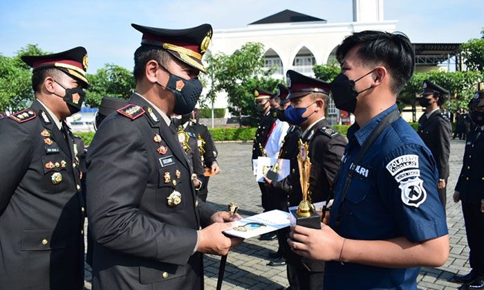 Peringati HUT RI ke-77, Kapolresta Sidoarjo Beri Penghargaan untuk Anggota Peringati HUT RI ke-77, Kapolresta Sidoarjo Beri Penghargaan untuk Anggota