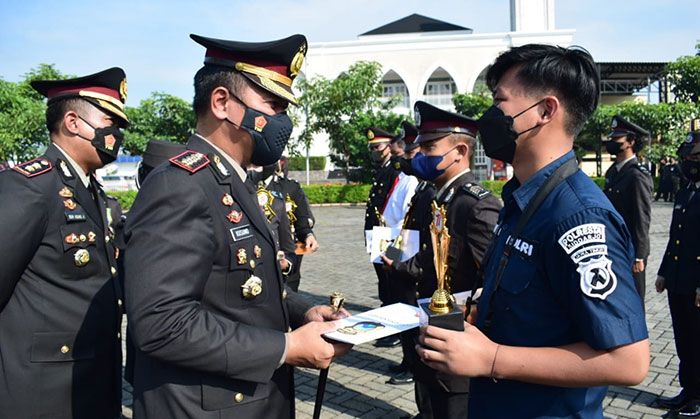 Peringati HUT RI ke-77, Kapolresta Sidoarjo Beri Penghargaan untuk Anggota