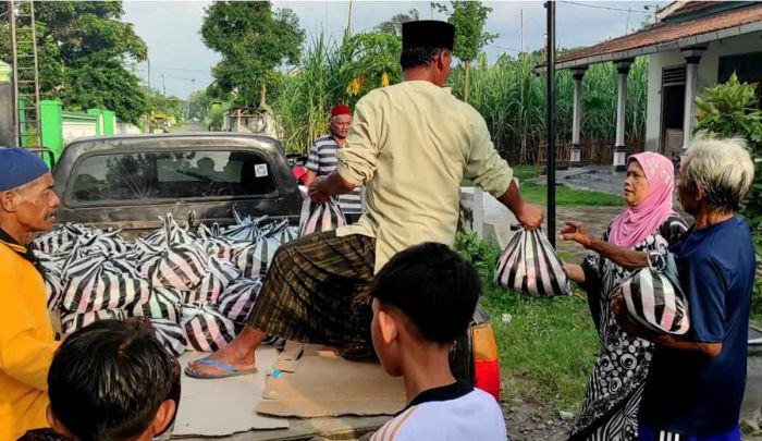 Peduli Warga Kurang Mampu, Takmir dan Remaja Masjid Al Mubarok Kediri Bagikan Paket Sembako