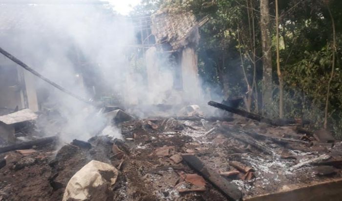 Dua Rumah di Jember Ludes Terbakar, Penghuni Selamat Setelah Merangkak Keluar Dua Rumah di Jember Ludes Terbakar, Penghuni Selamat Setelah Merangkak Keluar