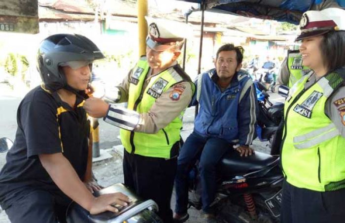 Anggota Satlantas Polres Batu Bagi-bagi Helm Gratis Anggota Satlantas Polres Batu Bagi-bagi Helm Gratis