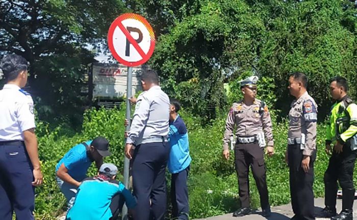 Pasang Rambu Larangan Parkir di Bundaran Apollo, Polisi Tindak Tegas Sopir Bandel Pasang Rambu Larangan Parkir di Bundaran Apollo, Polisi Tindak Tegas Sopir Bandel