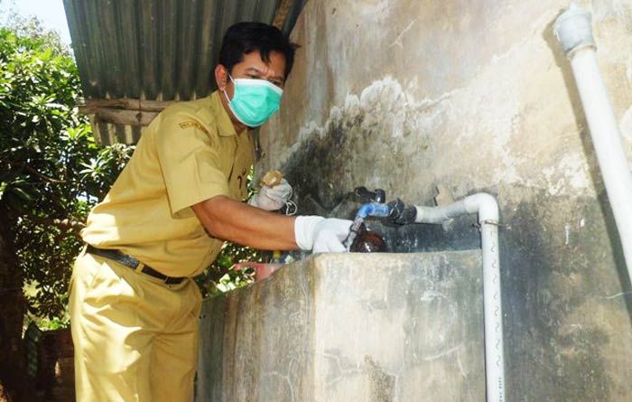 Cari Penyebab Keracunan Massal di Karangkuten Mojokerto, Tim Dinkes Ambil Sampel Air Sumur Cari Penyebab Keracunan Massal di Karangkuten Mojokerto, Tim Dinkes Ambil Sampel Air Sumur