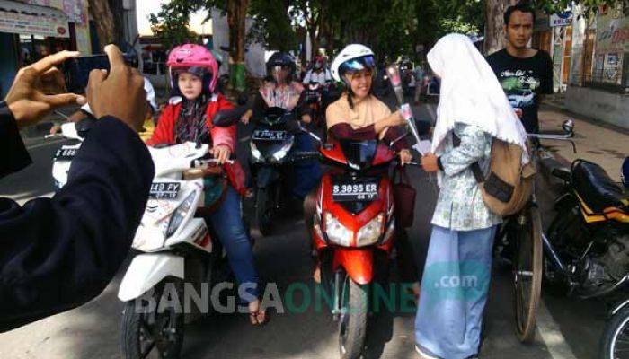 Peringati Hari Ibu, Pelajar di Tuban Bagi-bagi Bunga Peringati Hari Ibu, Pelajar di Tuban Bagi-bagi Bunga
