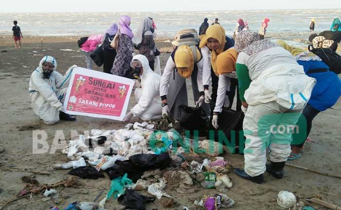 Bahayakan Ekosistem Laut, Mahasiswa Unirow Bersihkan Pantai dari Sampah Popok