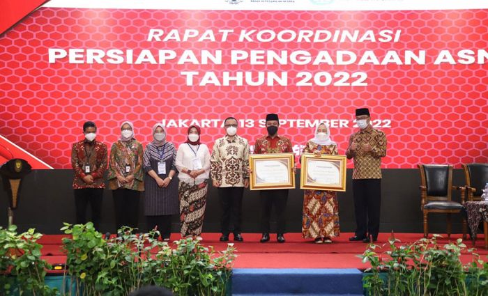 Menpan RB Apresiasi Bupati Bojonegoro yang Peduli Nasib Guru Menpan RB Apresiasi Bupati Bojonegoro yang Peduli Nasib Guru