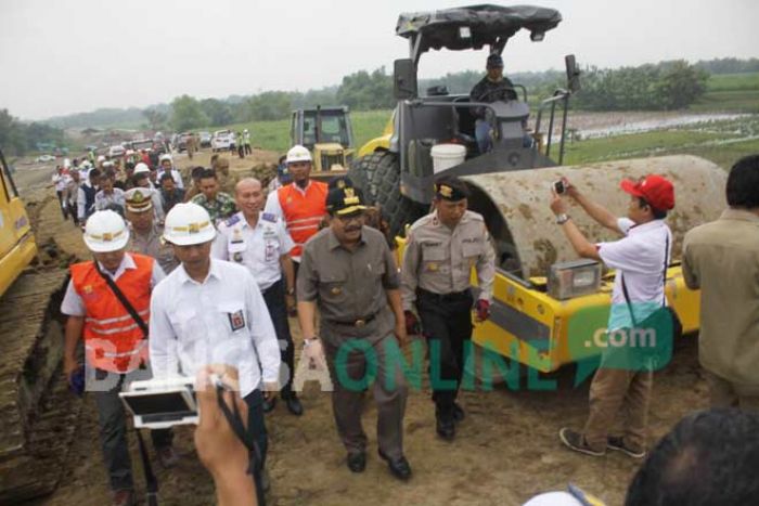 Tinjau Progres Pengerjaan, Pakde Karwo Pastikan Ruas Tol Joker Beroperasi Selama Mudik Lebaran