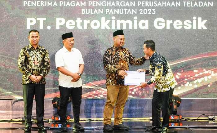Bupati Yani Apresiasi Kepatuhan Bayar PBB, Dwi Satriyo Janji Petrokimia Majukan Gresik Bupati Yani Apresiasi Kepatuhan Bayar PBB, Dwi Satriyo Janji Petrokimia Majukan Gresik
