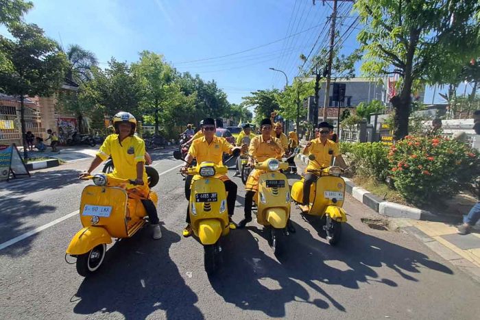 Targetkan 12 Kursi DPRD, Partai Golkar Lamongan Daftarkan 50 Bacaleg Diiringi Vespa dan Odong-odong