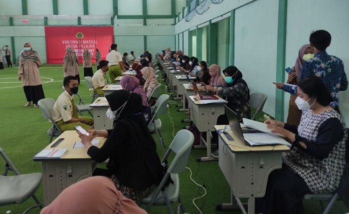 Percepat Persiapan PTM, 2 Ribu Santri Ponpes Bumi Selawat Sidoarjo Jalani Vaksinasi Tahap Kedua Percepat Persiapan PTM, 2 Ribu Santri Ponpes Bumi Selawat Sidoarjo Jalani Vaksinasi Tahap Kedua