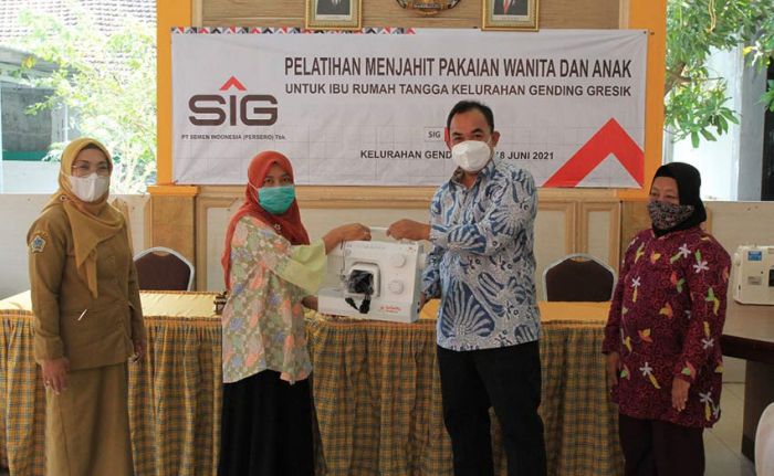 Dorong Peningkatan Ekonomi Keluarga, SIG Beri Pelatihan Menjahit Bagi Ibu Rumah Tangga Dorong Peningkatan Ekonomi Keluarga, SIG Beri Pelatihan Menjahit Bagi Ibu Rumah Tangga
