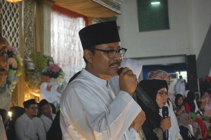 Gus Ipul-Mas Anas Daftar ke KPU Setelah Istikharah Para Kiai Gus Ipul-Mas Anas Daftar ke KPU Setelah Istikharah Para Kiai