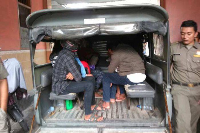 Satpol PP Bojonegoro Ciduk Enam Pasangan Mesum di Hotel Satpol PP Bojonegoro Ciduk Enam Pasangan Mesum di Hotel