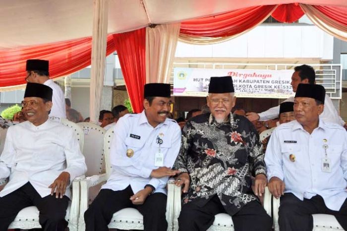 Upacara HUT ke-45, Bupati Sambari Undang Para Mantan Bupati Gresik Upacara HUT ke-45, Bupati Sambari Undang Para Mantan Bupati Gresik