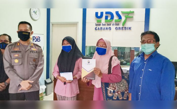 Kapolres Gresik Bantu Ibu yang Tak Bisa Bayar Biaya Berobat Anaknya di RSUD Ibnu Sina Kapolres Gresik Bantu Ibu yang Tak Bisa Bayar Biaya Berobat Anaknya di RSUD Ibnu Sina