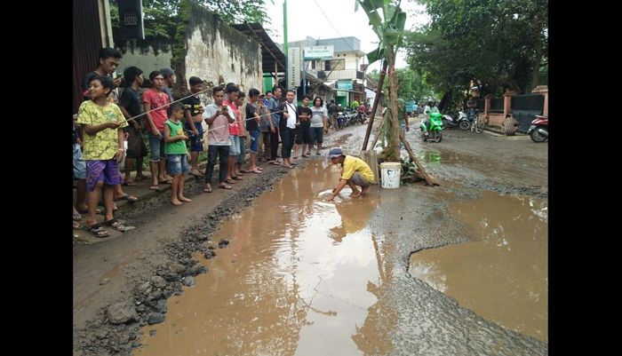 Tak Digubris Pemkab, Warga Winong Pasuruan Tanam Pisang dan Mancing di Jalan