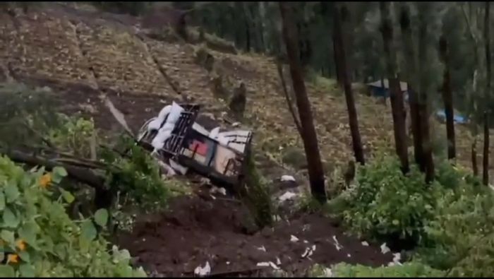 Colt Diesel Digulung Longsor di Tosari Pasuruan hingga Terjun ke Jurang