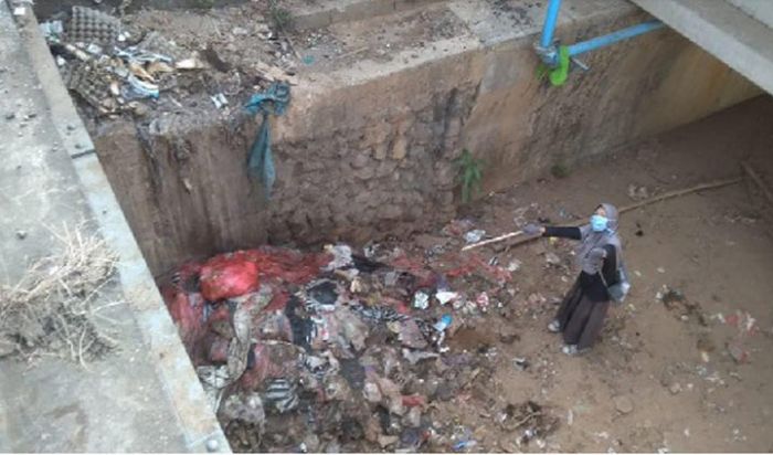 Sampah Menggunung di Bawah Jembatan Arjosari Pacitan