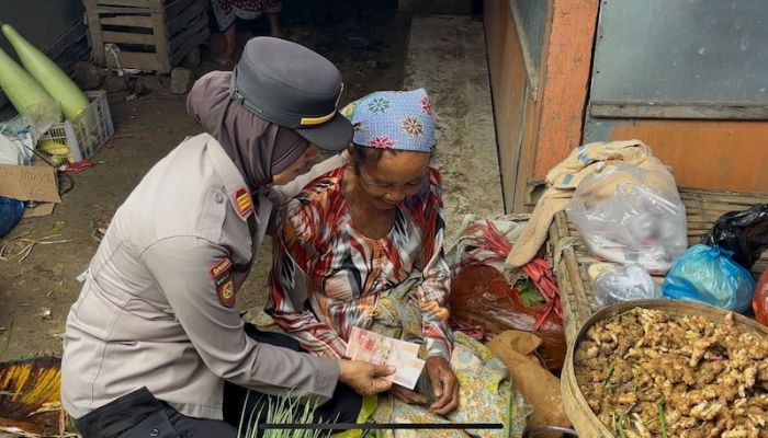 Kapolsek Pakong Pamekasan Temui Nenek Pedagang Pasar yang Jadi Korban Uang Palsu Kapolsek Pakong Pamekasan Temui Nenek Pedagang Pasar yang Jadi Korban Uang Palsu