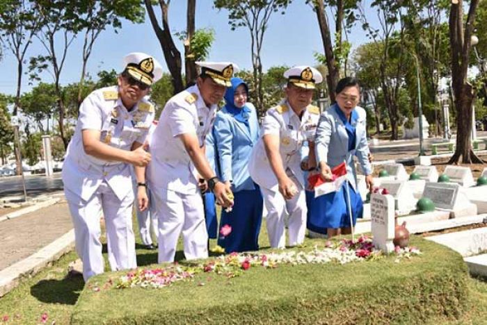 Sambut HUT TNI AL Ke-73, Kaskoarmada II Pimpin Ziarah di TMP Sambut HUT TNI AL Ke-73, Kaskoarmada II Pimpin Ziarah di TMP