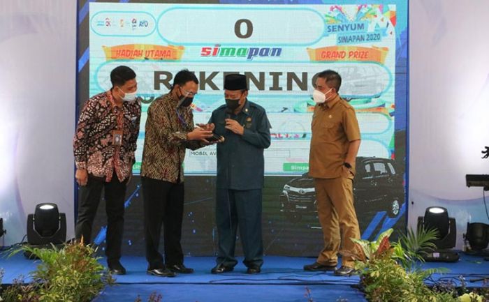 Bupati Fadeli Lakukan Pengundian Hadiah Mobil Tabungan Simapan, Ini Pemenangnya Bupati Fadeli Lakukan Pengundian Hadiah Mobil Tabungan Simapan, Ini Pemenangnya