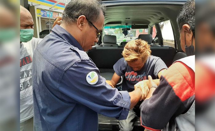Sempat Bikin Resah, Dinsos P3A Kota Mojokerto Evakuasi ODGJ Putus Cinta ke GCK Jombang Sempat Bikin Resah, Dinsos P3A Kota Mojokerto Evakuasi ODGJ Putus Cinta ke GCK Jombang