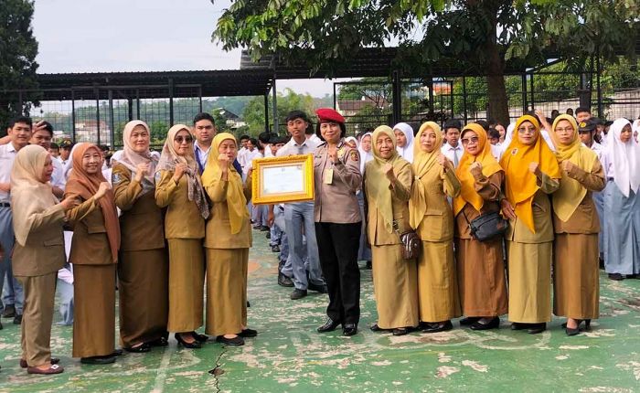Konsisten Lakukan Deteksi Dini Narkoba, SMAN 2 Batu Raih Penghargaan dari BNN Konsisten Lakukan Deteksi Dini Narkoba, SMAN 2 Batu Raih Penghargaan dari BNN