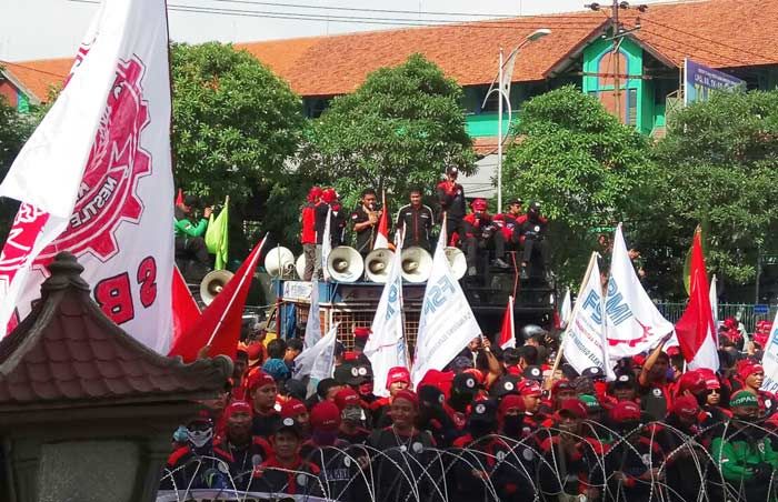 Buruh Kepung Kantor DPRD Jatim, Tuntut Penetapan UMK Berdasar Survei KHL