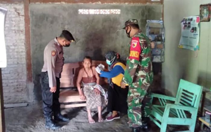 Babinsa Bersama Petugas Puskesmas Pangkur Vaksinasi Lansia Secara Door to Door Babinsa Bersama Petugas Puskesmas Pangkur Vaksinasi Lansia Secara Door to Door