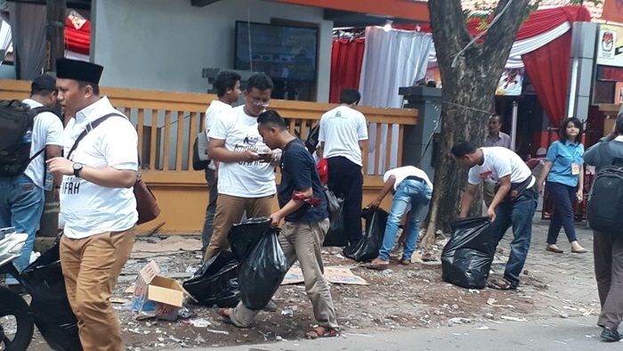 Pendukung Khofifah-Emil Bersih-bersih Sampah Pasca Pendaftaran di KPU Jatim
