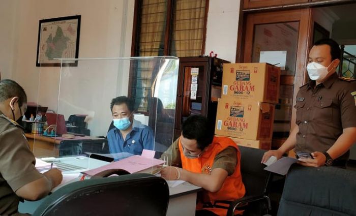 Tersangka Pembunuh Sopir Taksi Online Diserahkan ke Kejari Kabupaten Kediri Tersangka Pembunuh Sopir Taksi Online Diserahkan ke Kejari Kabupaten Kediri