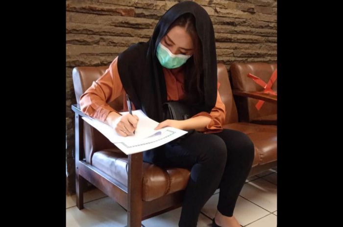 Cewek Cantik ini Belajar Kristen, Hobi Makan Babi, Muntah, lalu Masuk Islam Cewek Cantik ini Belajar Kristen, Hobi Makan Babi, Muntah, lalu Masuk Islam