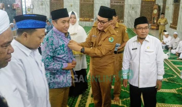 Bupati Pamekasan Lepas 1.017 CJH Bupati Pamekasan Lepas 1.017 CJH