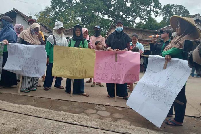 Tolak Aktivitas Galian C, Balai Desa Jatidukuh Mojokerto Didemo Puluhan Warga Tolak Aktivitas Galian C, Balai Desa Jatidukuh Mojokerto Didemo Puluhan Warga