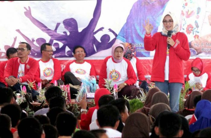 Temu 1.000 Remaja, Bupati Tantri Berikan Pengetahuan Alat Kontrasepsi KB Temu 1.000 Remaja, Bupati Tantri Berikan Pengetahuan Alat Kontrasepsi KB